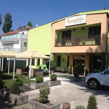 Garni Hotel Cosmopolitan Senec Exterior foto